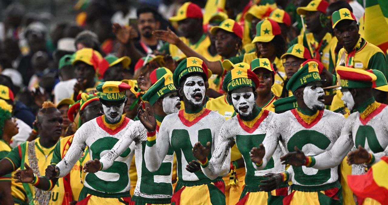 La afición de Senegal abrió la alegre participación africana