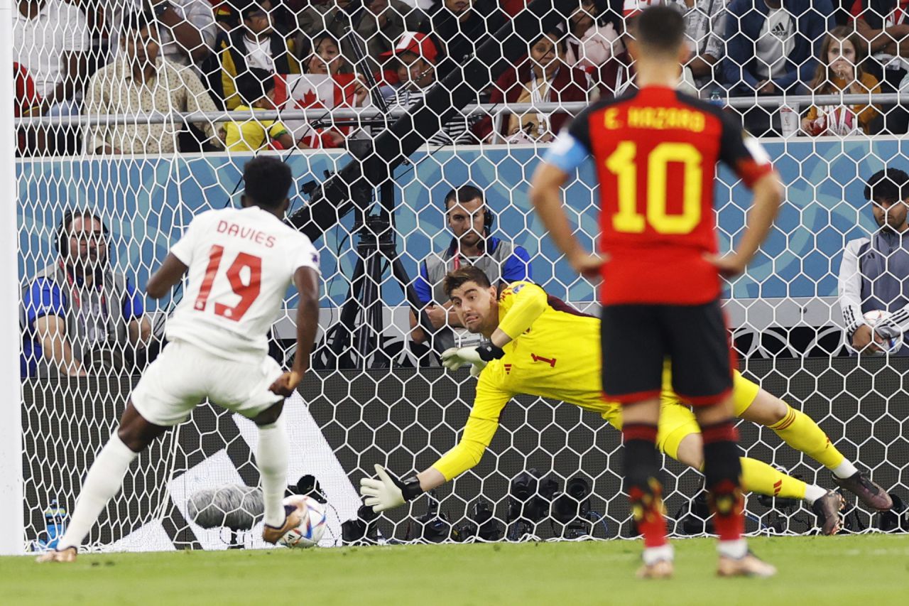 Courtois salvó a Bélgica ante Canadá, parando un penalti