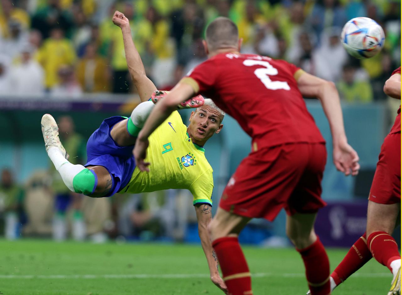Richarlison lanzó a Brasil con un doblete ante Serbia