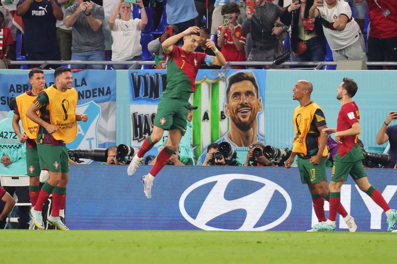 El delantero portugués Cristiano Ronaldo celebra su tanto de penalti ante Ghana. Un gol con el que se convertía en el único futbolista que ha marcado en cinco Mundiales seguidos.