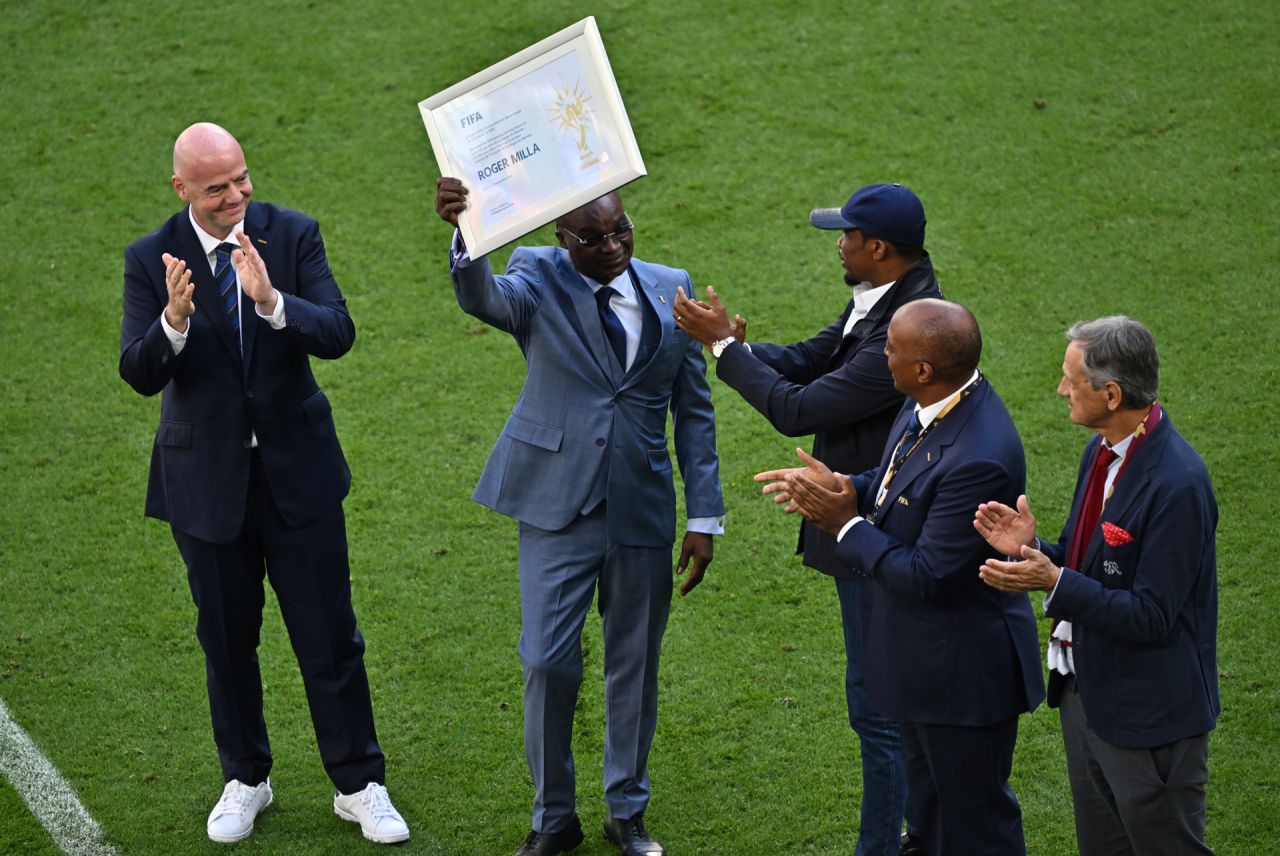 El exfutbolista Roger Milla de Camerún (2L) fue homenajeado por ser el goleador de la Copa Mundial de mayor edad antes del Suiza - Camerún.
