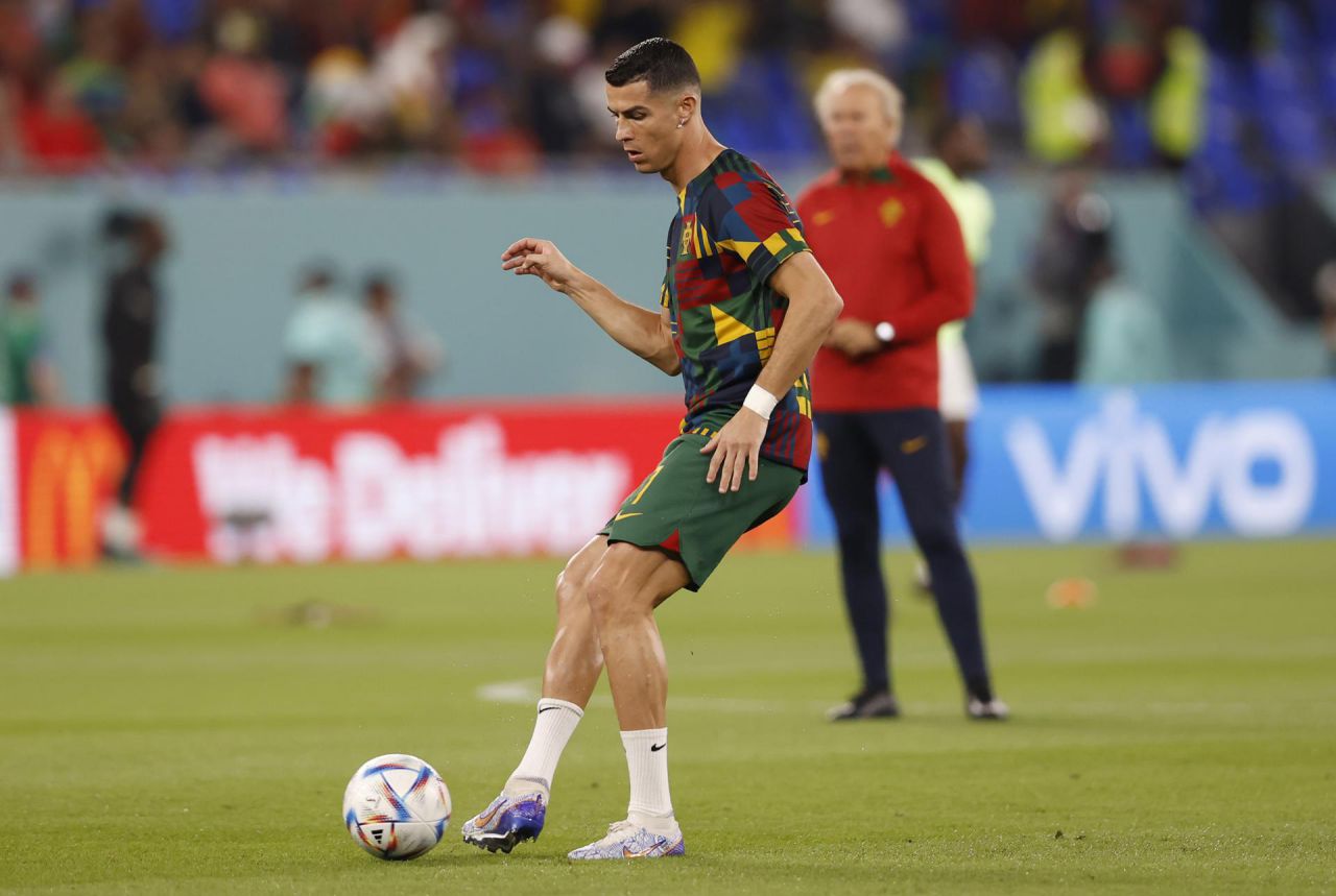 El delantero portugués Cristiano Ronaldo toca el balón durante el calentamiento.
