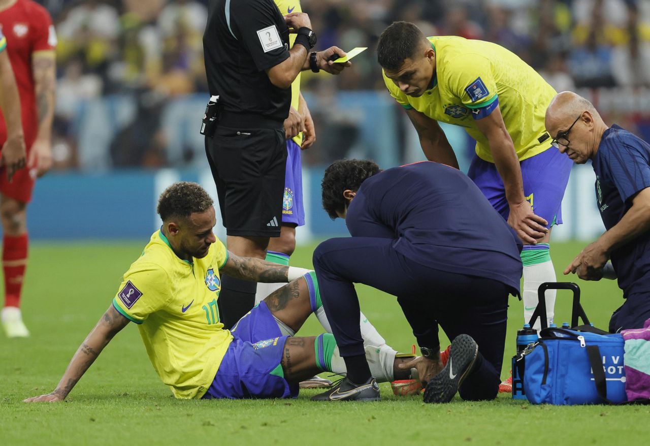 Neymar se lesionó en el debut de Brasil en Catar
