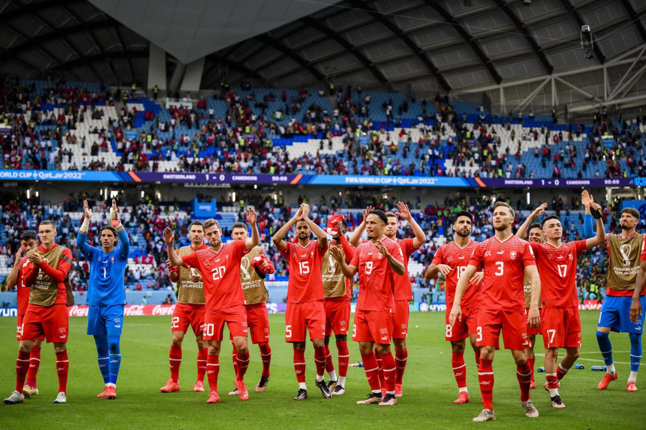 Los futbolistas suizos celebran con su afición la victoria por la mínima de su selección frente a Camerún.