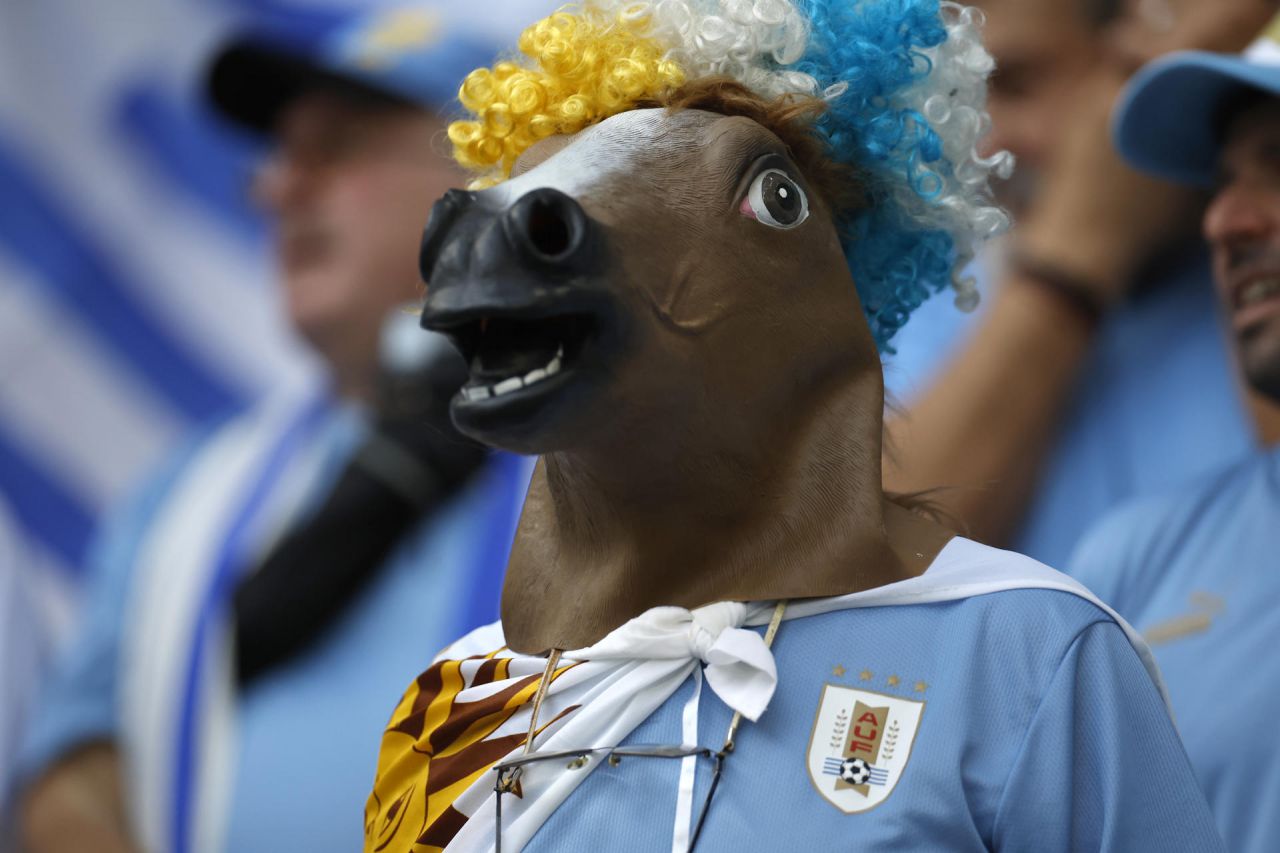 Un aficionado de Uruguay, con una máscara de caballo.