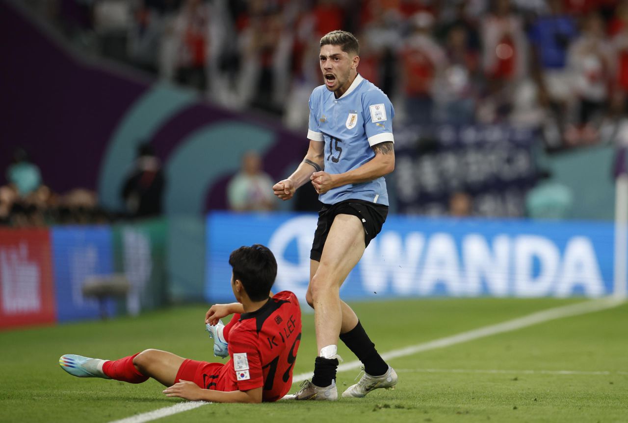 El mediocentro uruguayo Federico Valverde celebra una acción ante Kang-in Lee en el Uruguay - Corea del Sur.