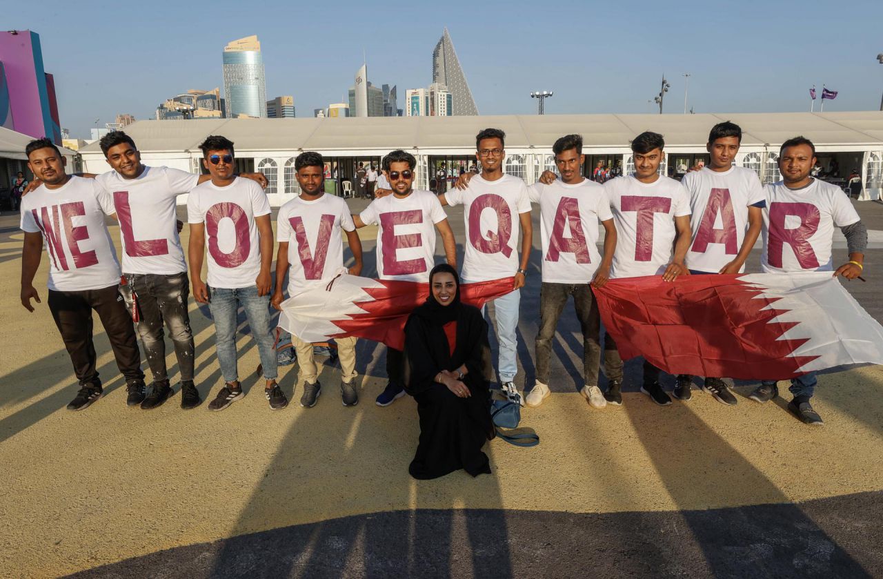 Algunos aficionados cataríes antes del Catar - Senegal.