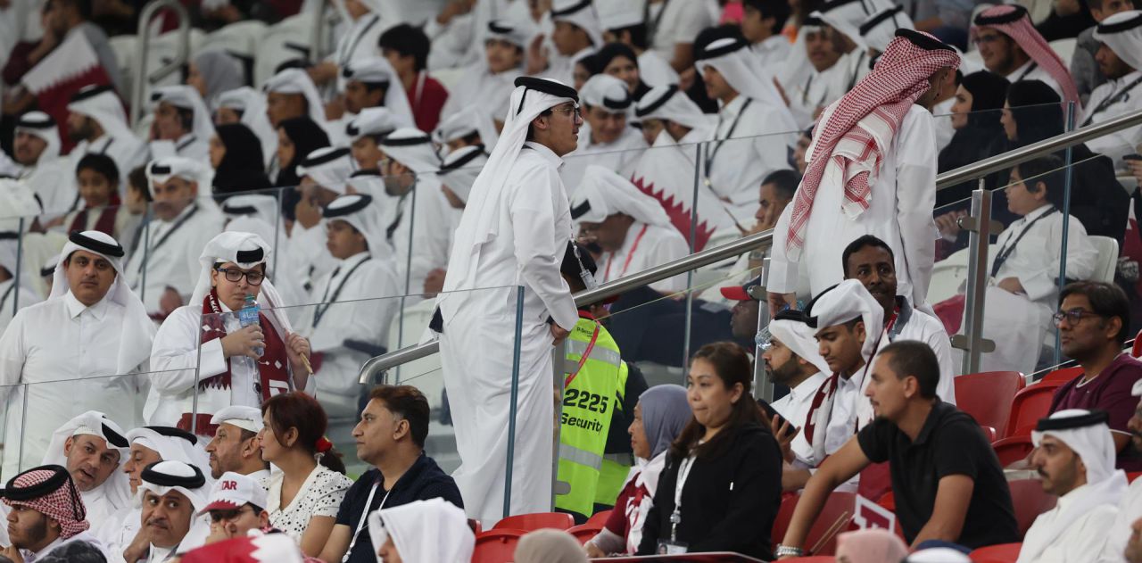 Algunos aficionados de Catar abandonan el estadio.