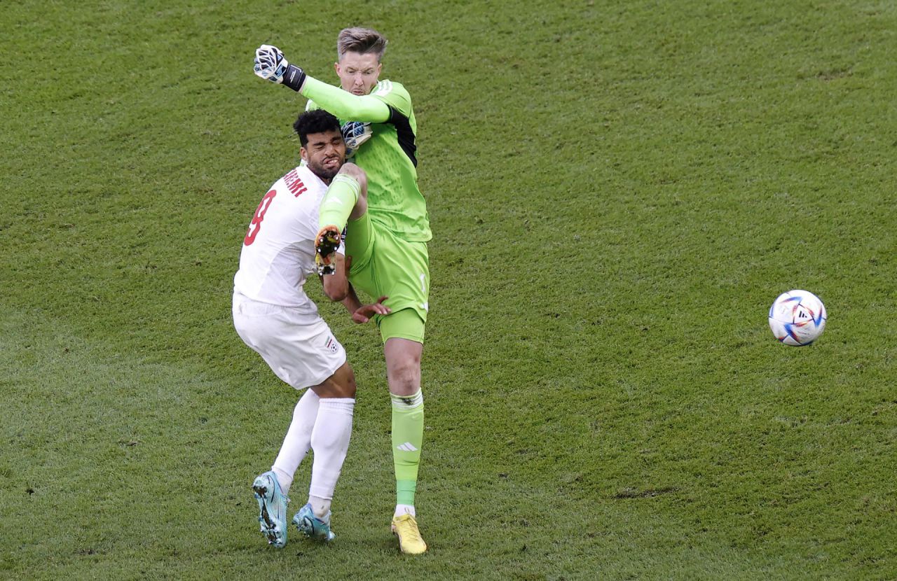 El choque entre Taremi y Hennessey que costó la expulsión del guardameta británico.