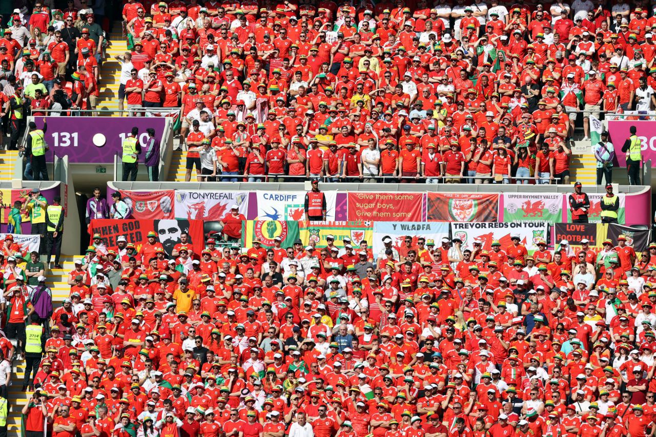 La afición galesa antes del Gales - Irán.