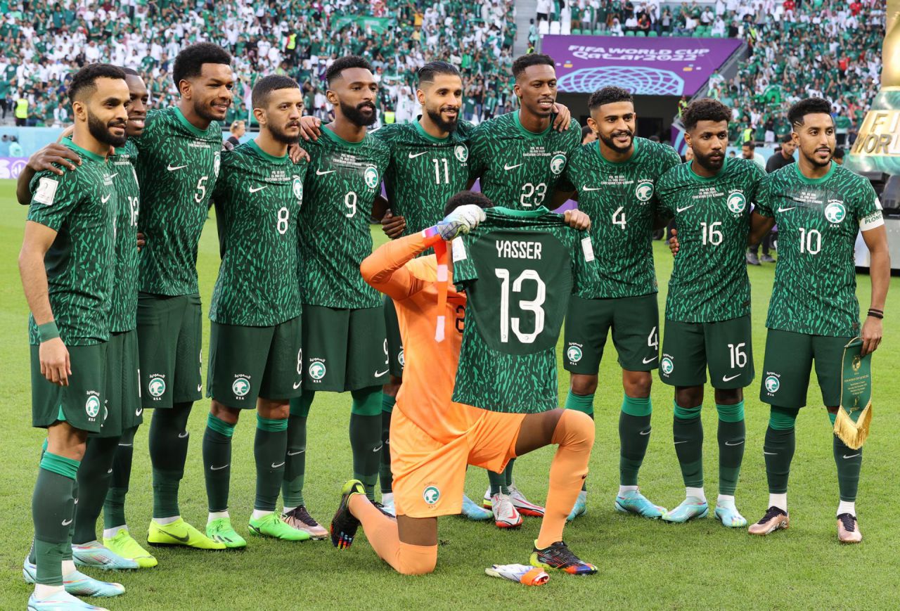 La selección de Arabia Saudí antes de su choque ante Polonia.