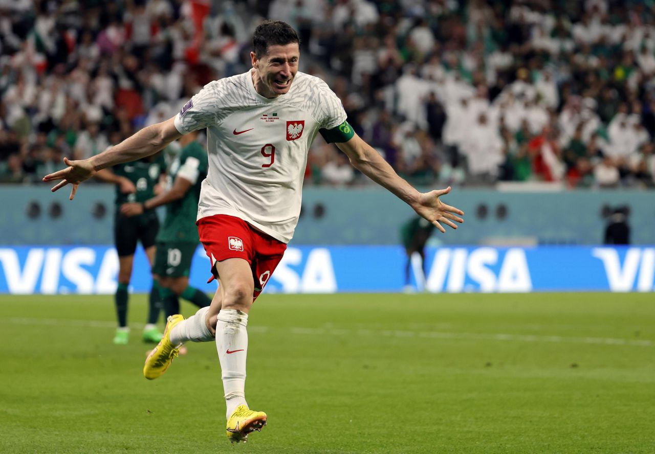 Lewandowski estrenó, al fin, su bagaje goleador en los Mundiales