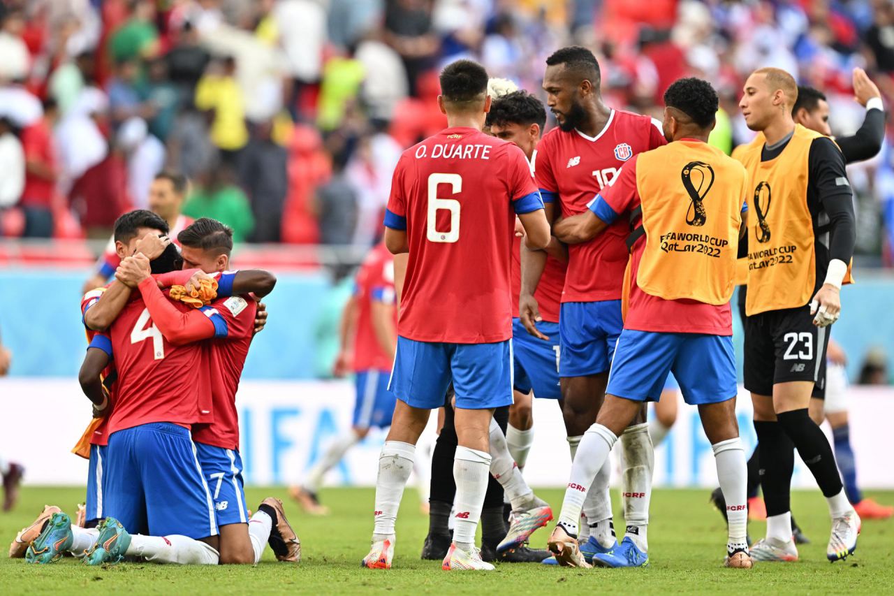 Costa Rica celebra su triunfo ante Japón.