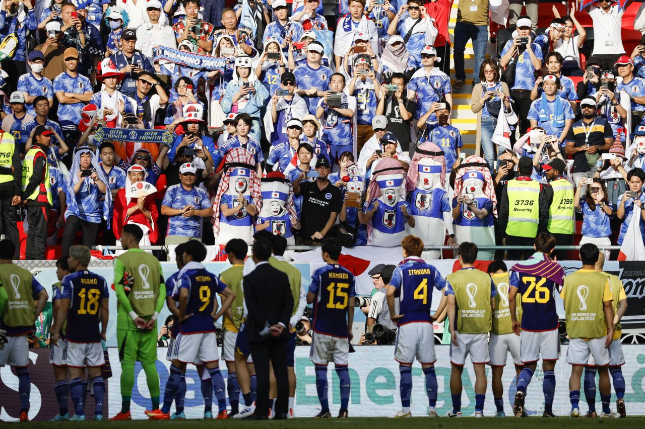 Los jugadores de Japón, tras caer ante Costa Rica.