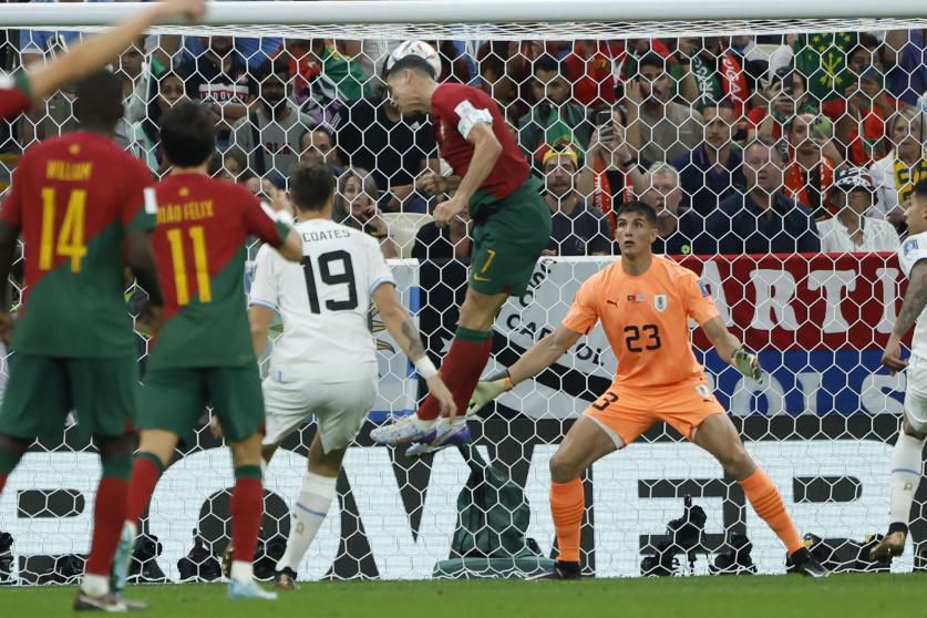 Cristiano Ronaldo festejó un gol tras peinar un centro...pero la FIFA le dio el tanto a Bruno Fernandes