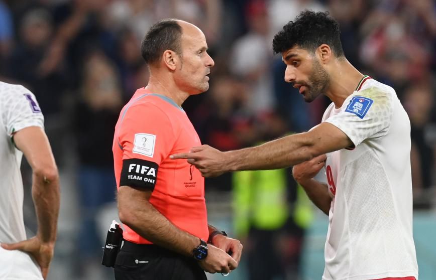 El árbitro español Mateu Lahoz protagonizó una decisión polémica que perjudicó a Irán