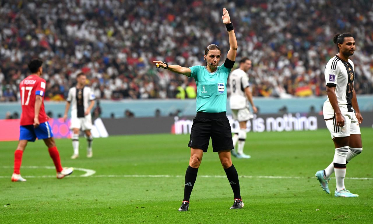 Stephanie Frappart hizo historia en el Costa Rica - Alemania: primera mujer árbitro que pita en un Mundial