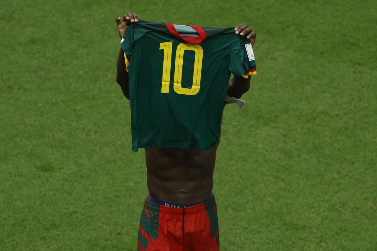 Vincent Aboubakar marcó y vio la roja en la celebración por quitarse la camiseta