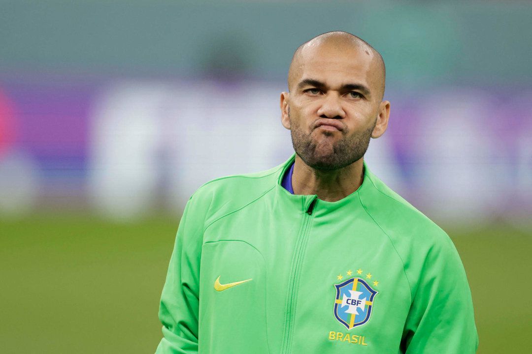 Dani Alves fue titular y se convirtió en el brasileño más mayor de la historia en jugar en un Mundial