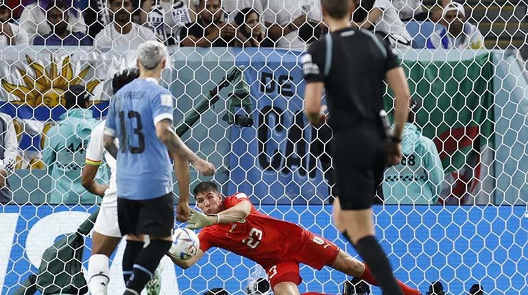 El portero uruguayo Rochet paró un penalti decisivo al ghanés André Ayew