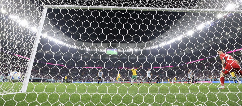 Un tanto en propia meta de Enzo Fernández complicó el partido a los argentinos