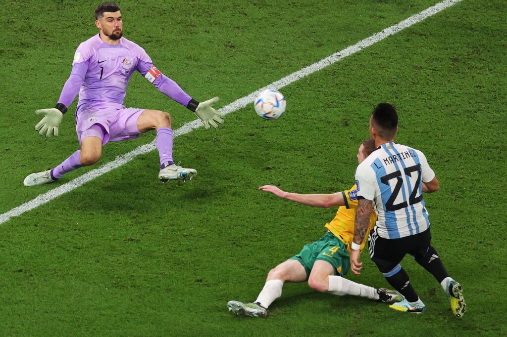 Matt Ryan regaló el segundo gol a Argentina pero mantuvo a flote a su equipo