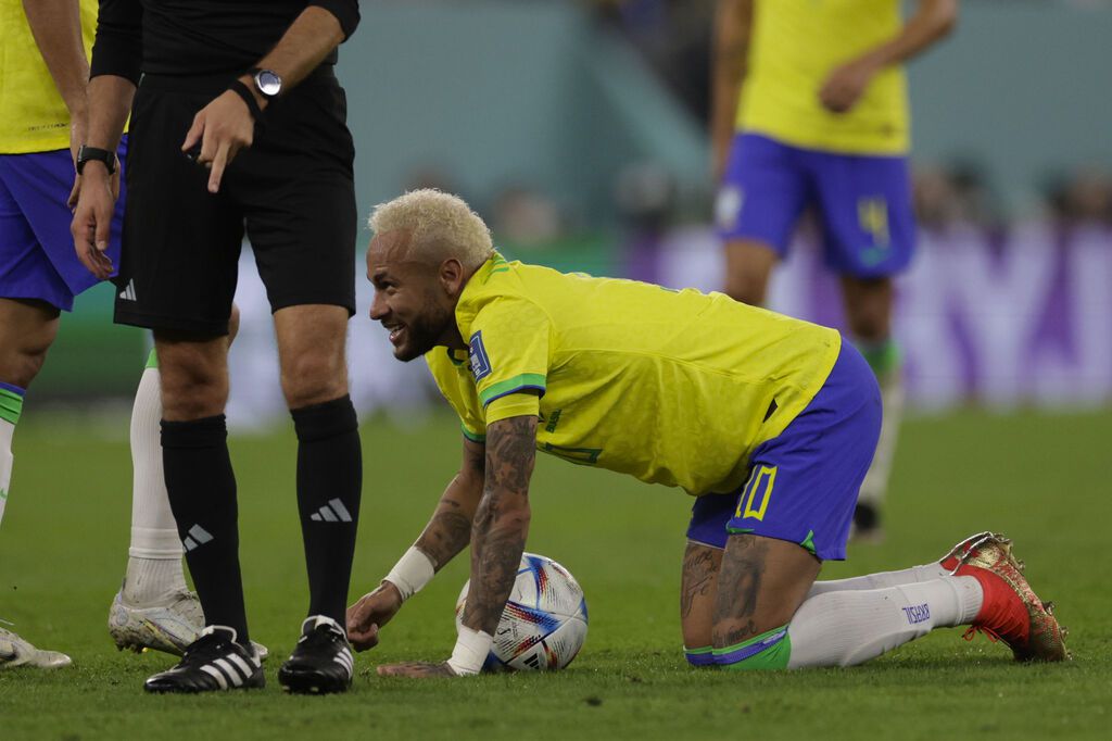 Neymar volvió a jugar tras lesionarse en su debut y marcó de penalti