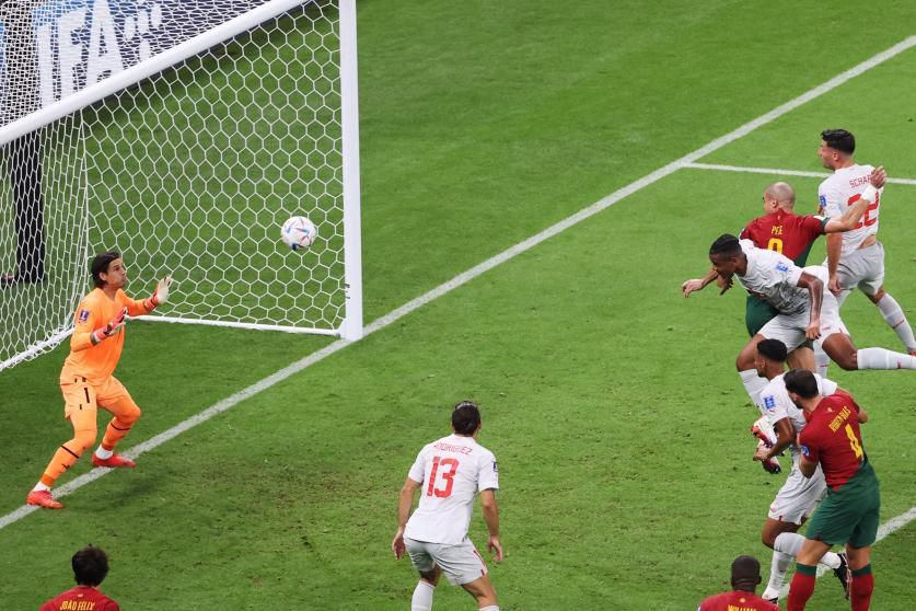 Pepe anotó un gran gol de cabeza ante Suiza