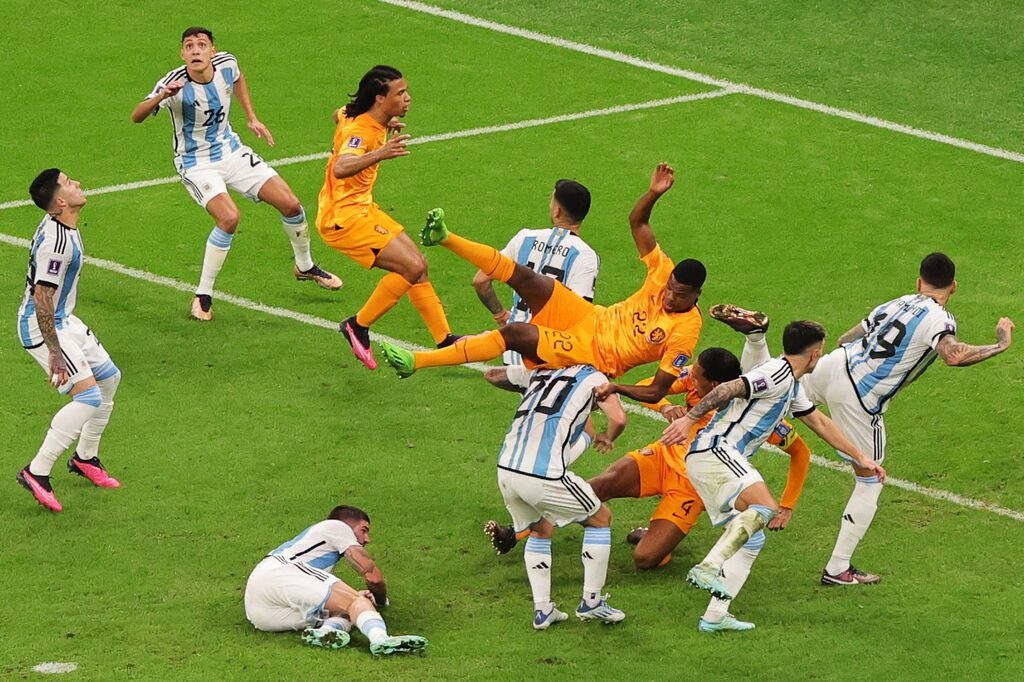 Cada acción de balón parado vio choques entre argentinos y neerlandesas