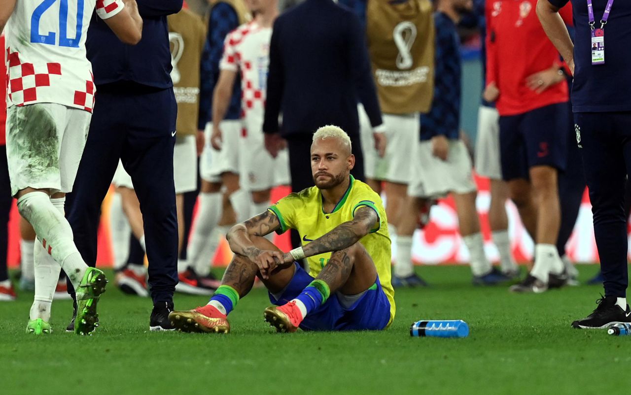 Neymar se mostró derrumbado tras la eliminación en los penaltis. Reflexiona sobre abandonar la selección brasileña