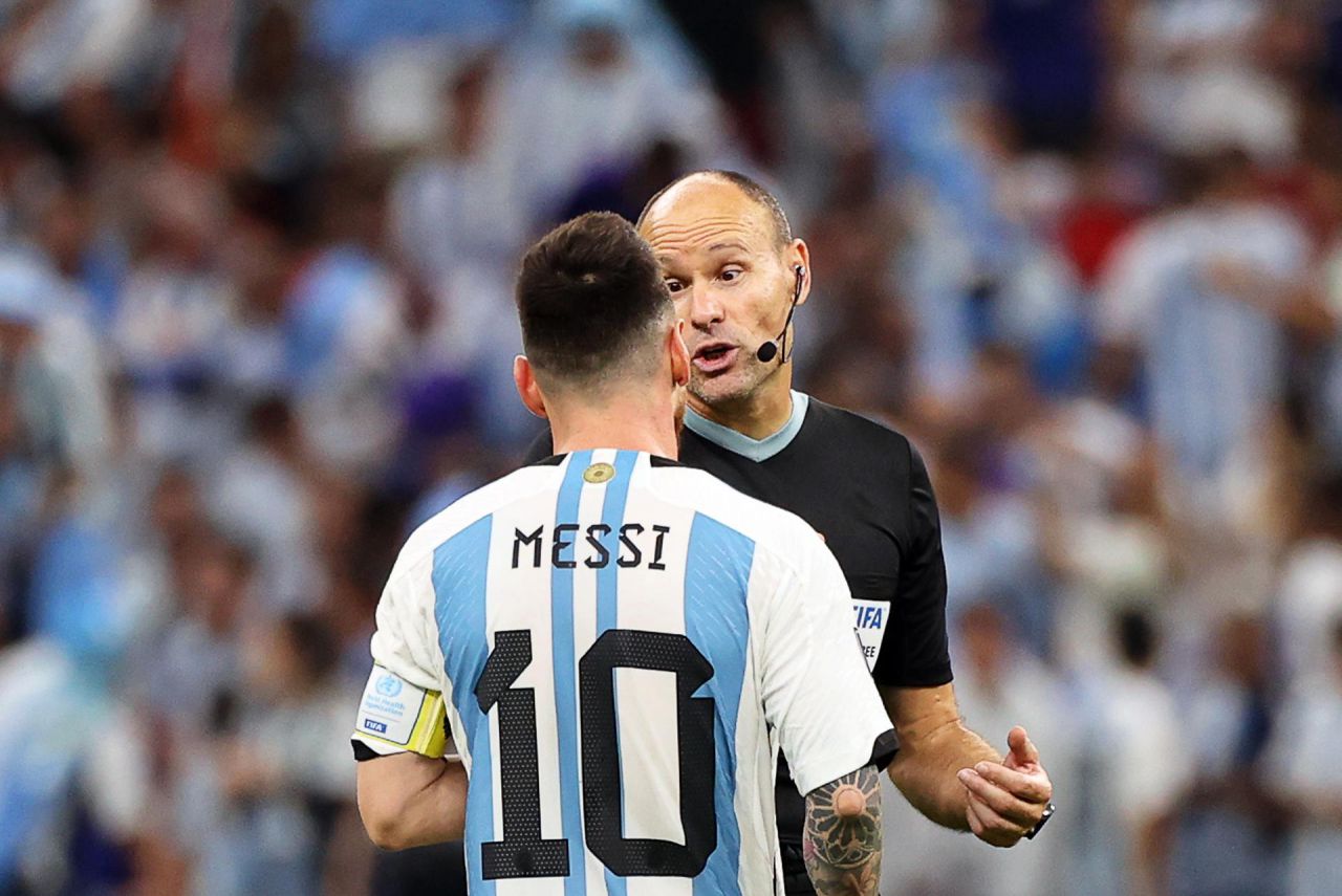 Messi acabó desesperado por el arbitraje de Mateu Lahoz