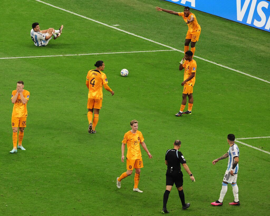 Mateu Lahoz batió el récord de tarjetas amarilla en un solo partido