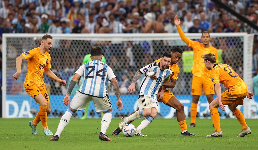 Messi escapó de la defensa neerlandesa pocas veces pero decisivas