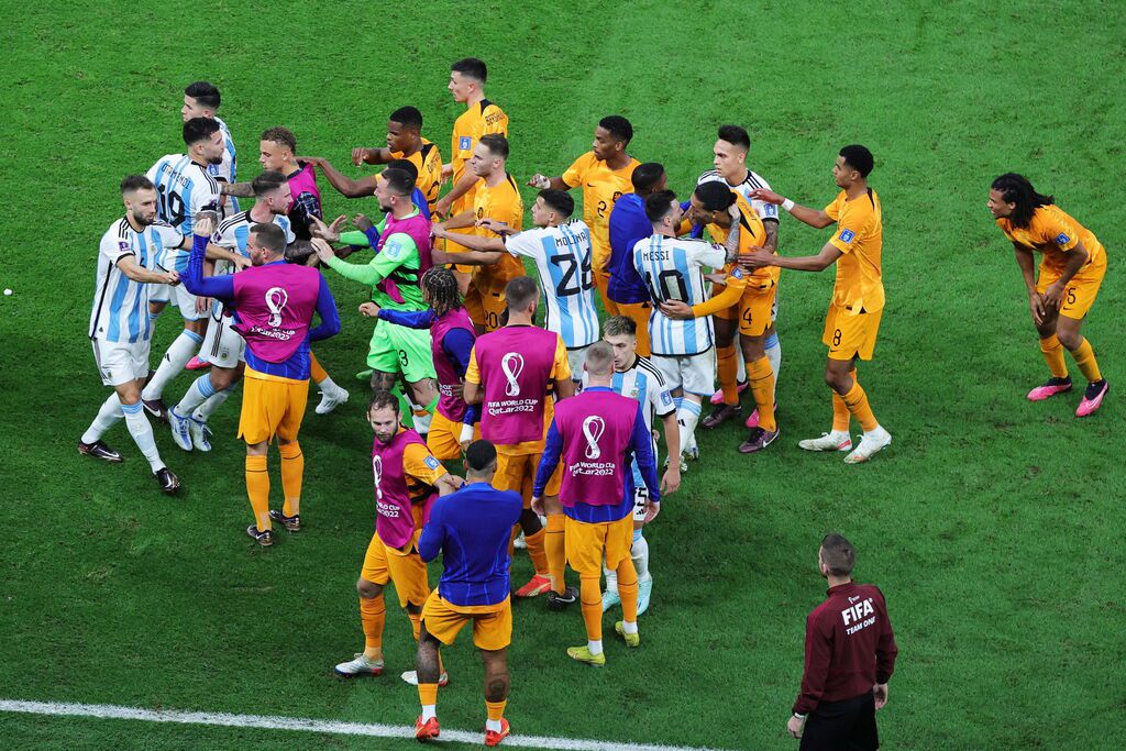 Argentina y Países Bajos llegaron a enfrentarse cuerpo a cuerpo en tramos tensos de su partido