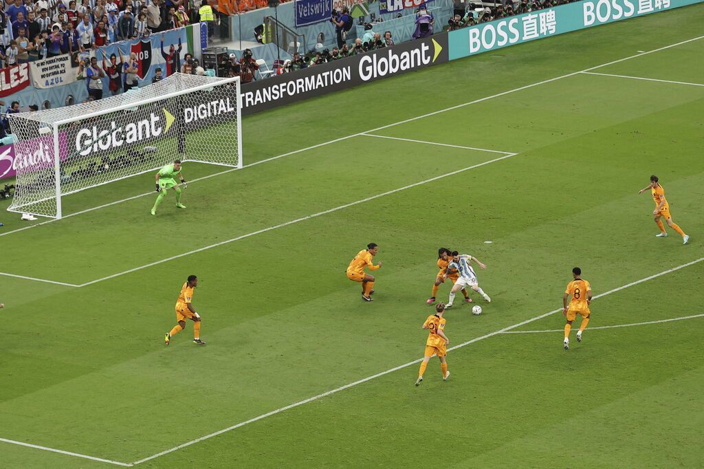 Van Gaal preparó un sistema concentrado en detener a Messi