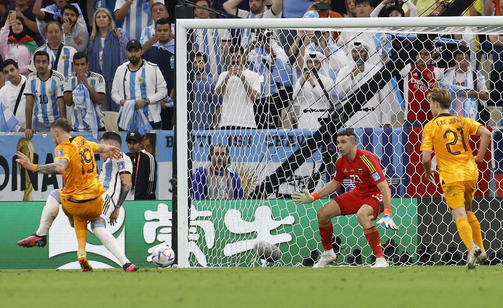 Weghorst, con un doblete en la recta final del partido, forzó la prórroga entre Países Bajos y Argentina