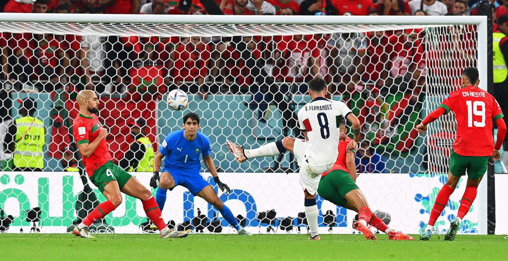 Bruno Fernandes volvió a liderar a los lusos, pero no atinó en el remate final