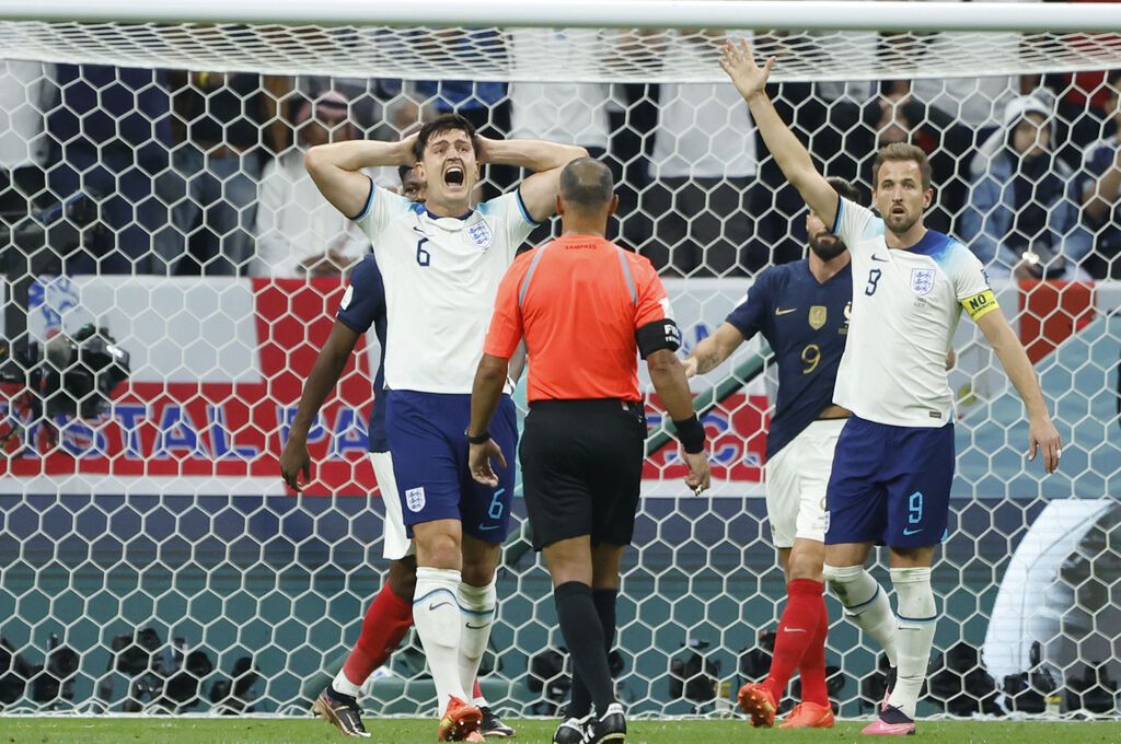 Maguire, de gran rendimiento, estuvo a punto de marcar de cabeza ante Francia