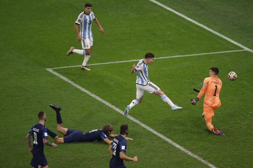 Julián Álvarez supo filtrarse en la defensa croata para lanzar a Argentina