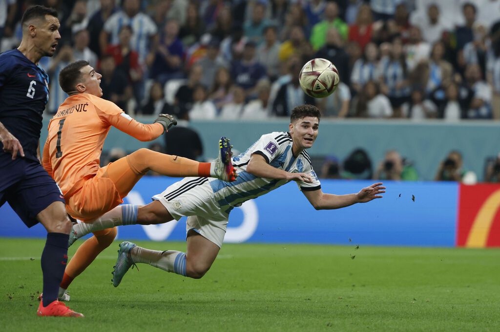 Livakovic cometió un penalti sobre Julián Álvarez en la inauguración del electrónico