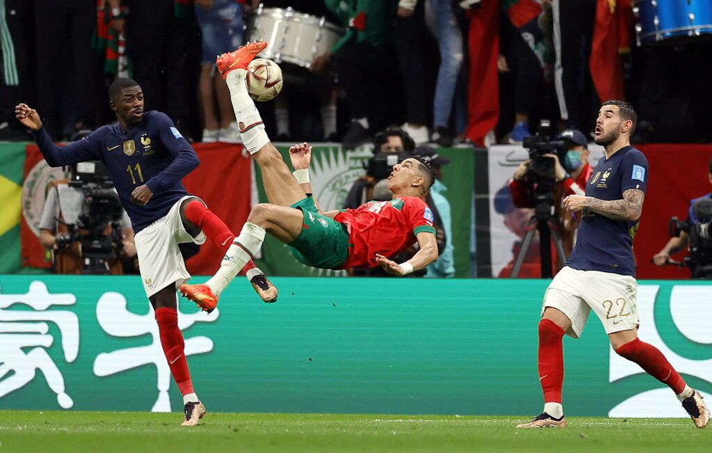 El Yamiq amenazó con una chilena que se estrelló en el poste de Lloris