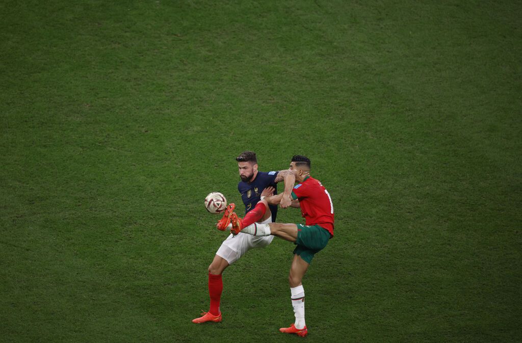 Giroud se marchó antes de tiempo, con un zurdazo a la madera