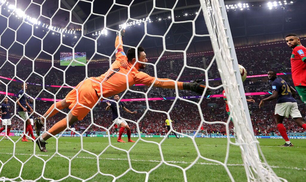 Lloris se vio comprometido ante el empuje africano