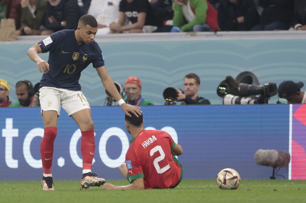 Mbappé y su amigo Achraf Hakimi se midieron en la banda