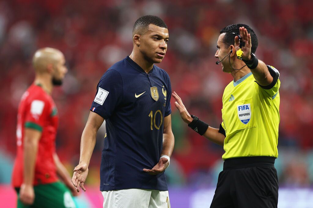 El árbitro mexicano Ramos permitió una dureza que condicionó el encuentro. Dejó algunos errores graves