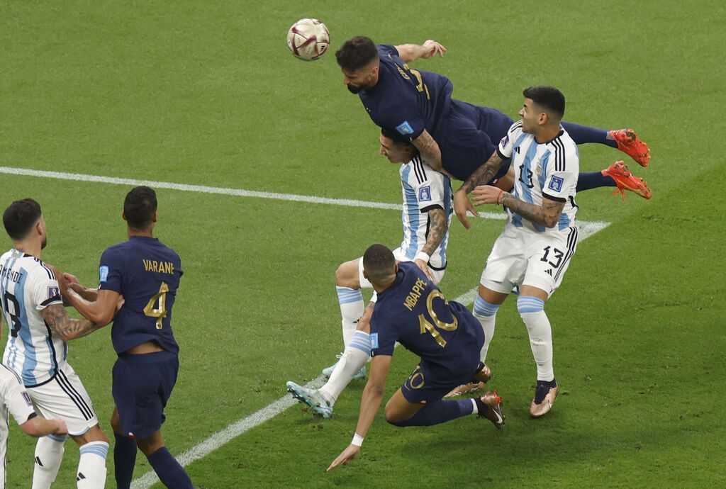 Giroud y Dembèlè fueron sustituidos en el primer tiempo de la final por su pobre rendimiento