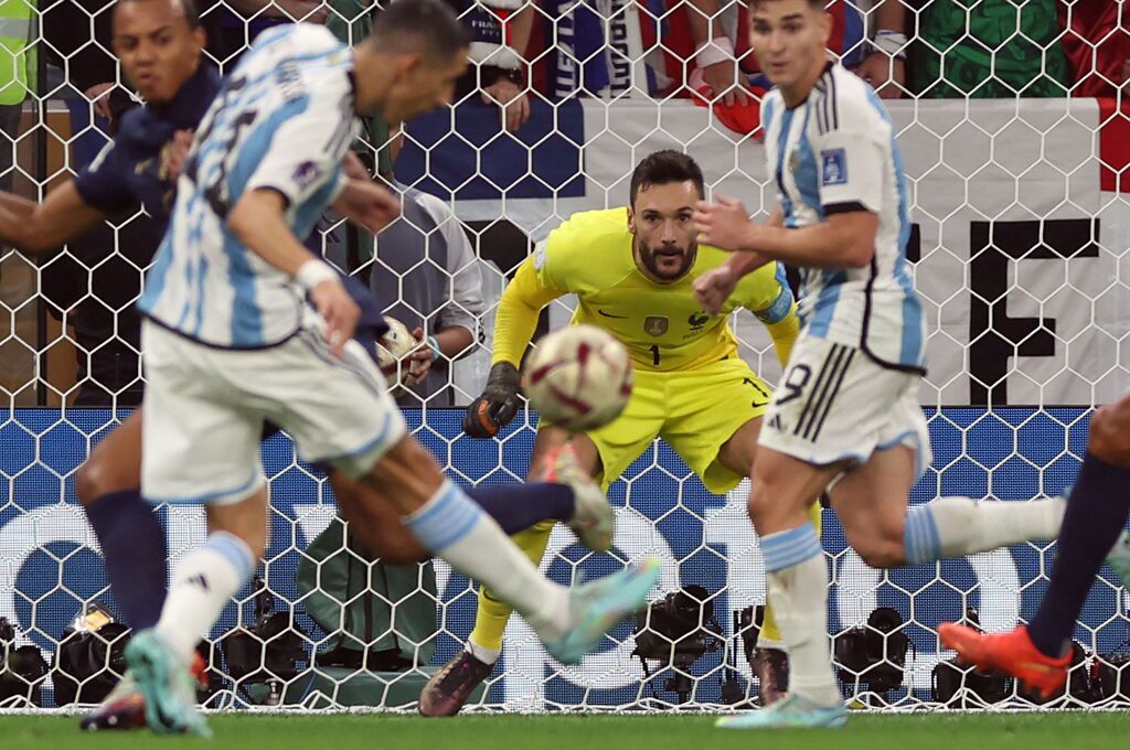 Lloris tuvo trabajo ante la fluidez atacante argentina