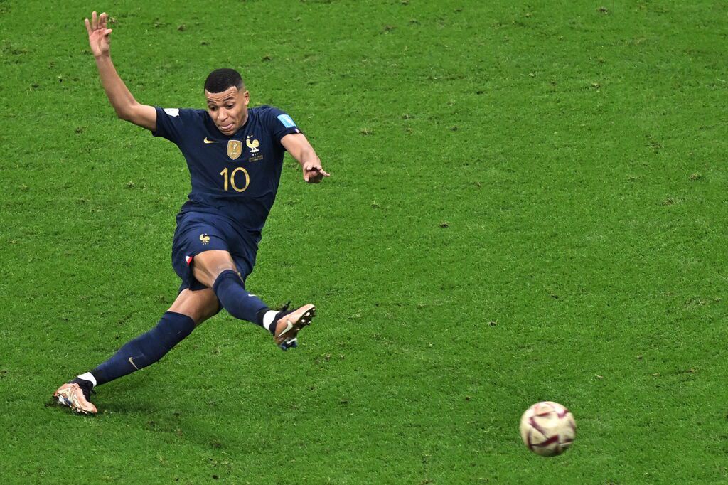 Mbappé anotó, con esta volea, un golazo para empatar la final