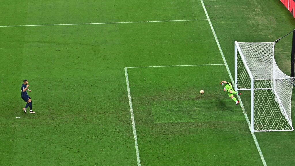 Mabbé inauguró su exhibición con un gol de penalti ante Emiliano Martínez