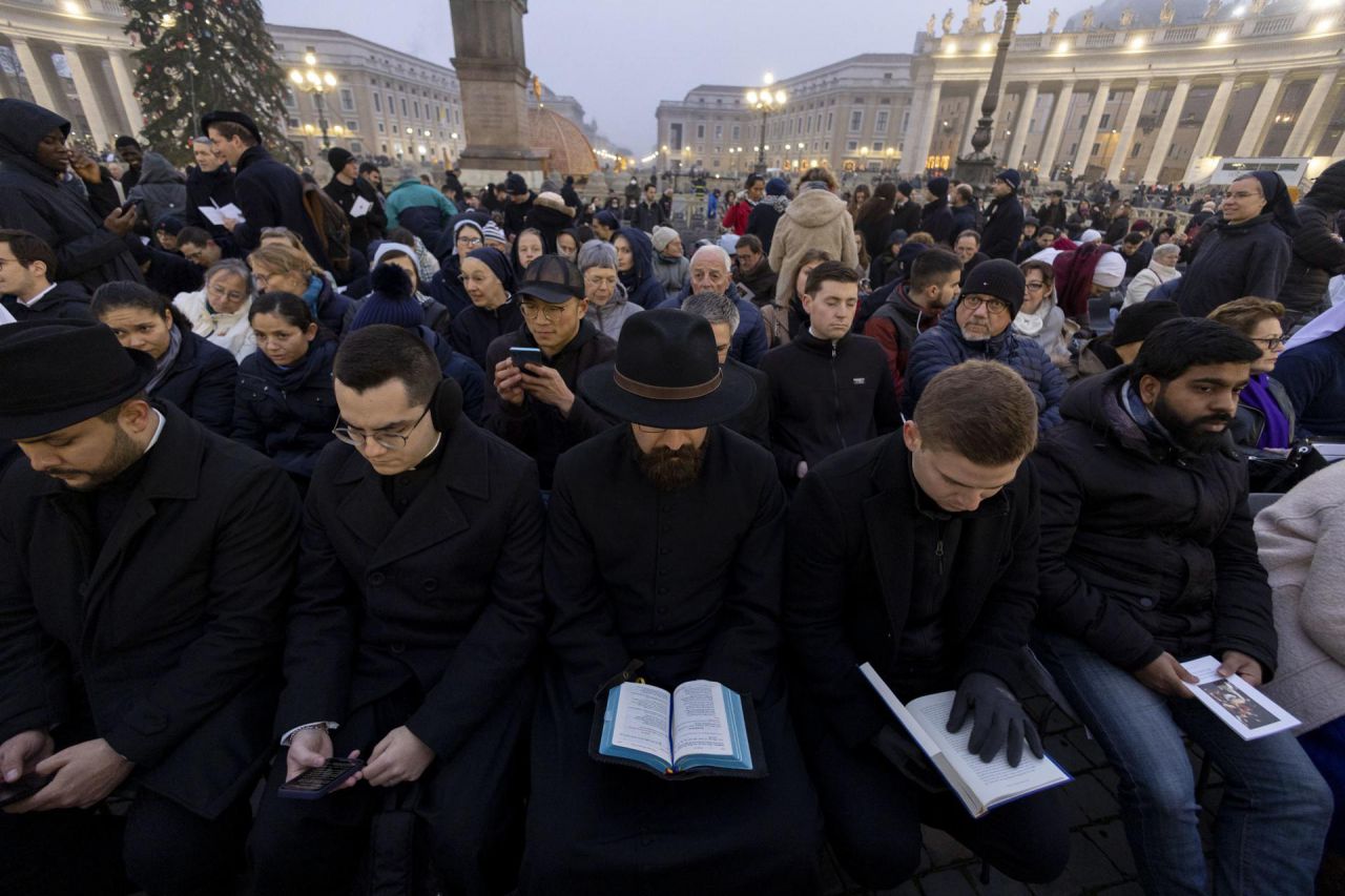 Los fieles en la plaza de San Pedro durante el funeral por Benedicto XVI